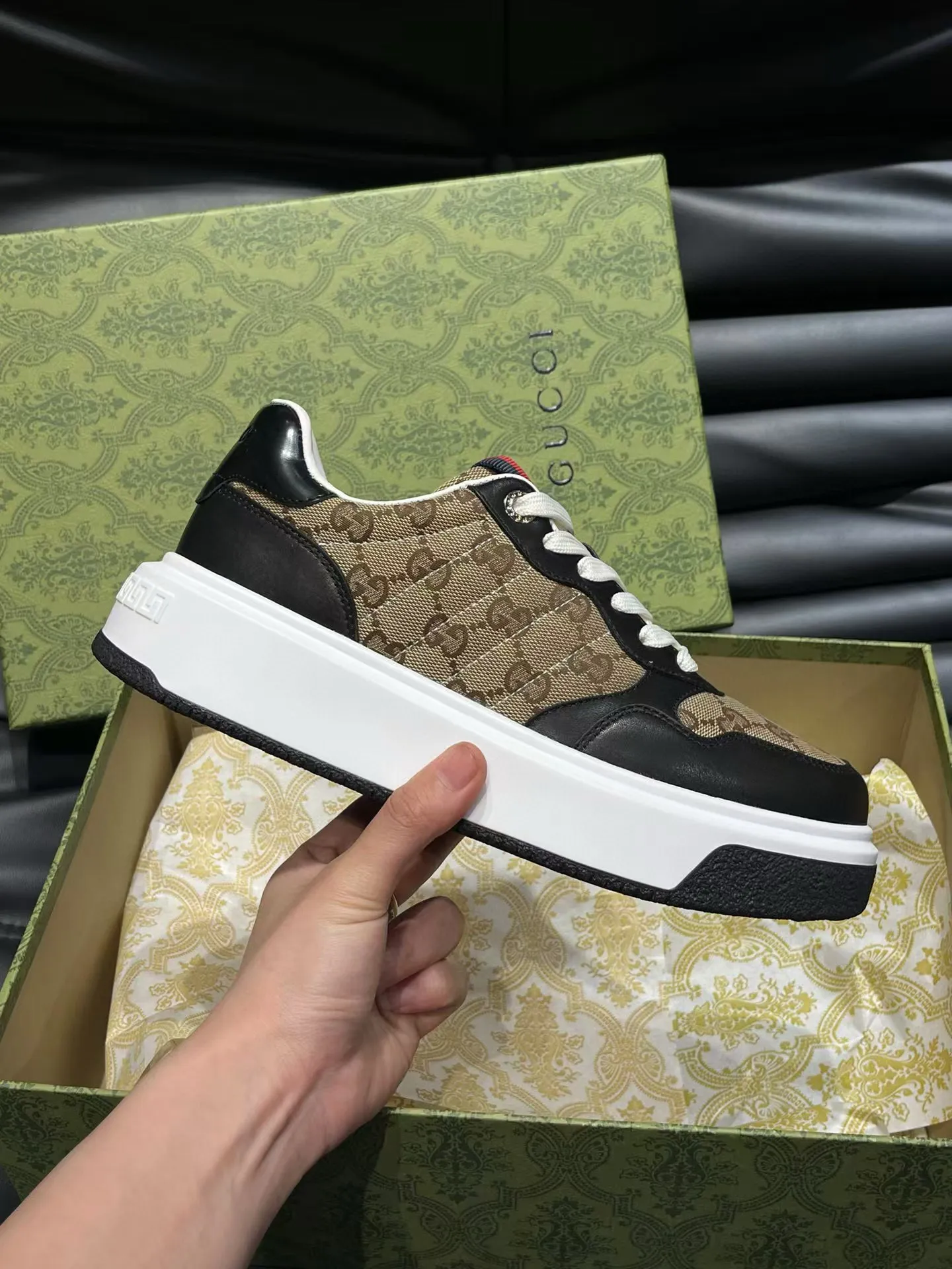Factory price: 460💰Gucci new men's shoes GUCCI [Lightning] latest shoes are shipped. Original quality, fashionable, special materials, sheepskin lining, new packaging. The foot feels super comfortable and the workmanship is impeccable. Size: 38-44, customized 45